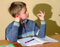 Come dovrebbero comportarsi i genitori se il proprio figlio ha difficoltà a studiare?